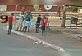 Queila Rocha de Lima, de 37 anos, foi atingida nas costas após discussão; suspeito fugiu a pé e é procurado.
