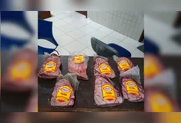 Suspeito foi contido por funcionários de supermercado; polícia recuperou sete peças da carne e autuou mulher por receptação.