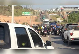 Manifestação iniciada na manhã desta quarta-feira (16) bloqueou rodovia federal, comunidade cobra solução definitiva para desabastecimento da area