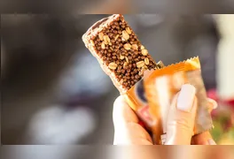 Especialistas alertam que termos proteicos ou "zero" não garantem escolhas saudáveis e recomendam checar rótulos.