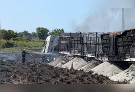 Batida em trecho de Rio Maria destruiu veículos e atingiu fiação de alta tensão; ninguém morreu.