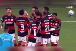 Varela e Pedro garantiram o triunfo por 2 a 1 no Maracanã; Rubro-Negro abriu três pontos de vantagem sobre o vice-líder Palmeiras.