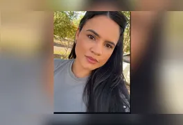Vítima aguardava a manutenção de uma motocicleta quando foi surpreendida por atirador de camisa laranja.