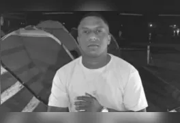 Jackson Santos de Oliveira, de 27 anos, conhecido como “Nego Jô”, foi surpreendido por dois homens que invadiram o imóvel; ninguém foi preso