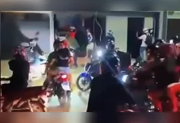 Grupo foi até a residência após trabalhador levar um soco durante uma entrega no bairro Novo Horizonte