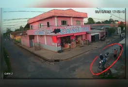 Imagem do circuito de monitoramento captura o instante em que a motocicleta se aproxima da vítima em frente à residência no bairro Getat.