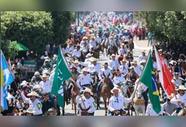Comitivas de cavaleiros e amazonas percorrem as ruas de Xinguara durante a cavalgada de abertura da 27ª FAX.