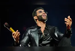 Com produção cênica e solo de guitarra, Gusttavo Lima abriu a apresentação que marcou seu retorno à arena de Barretos após três anos.