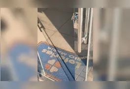 Entrada da casa lotérica na Avenida Rio Maria teve o cadeado estourado e a porta de vidro destruída pelos criminosos.