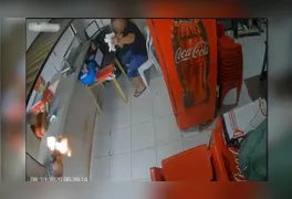Momento em que homem armado entra no estabelecimento e atira contra vítima