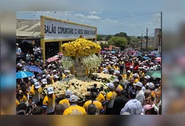 Multidão de devotos acompanha a Imagem Peregrina durante o percurso de cinco quilômetros pelas ruas de Tucuruí na manhã de domingo (11).