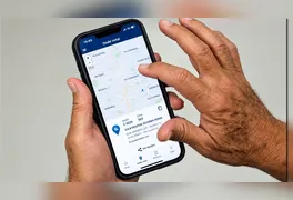Tela de um smartphone exibindo o aplicativo e-Título aberto; a ferramenta permite localizar a seção eleitoral e traçar rotas até o local.