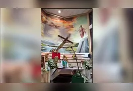 Transmissão ao vivo registrou o exato momento em que a pesada cruz de madeira se soltou e atingiu o sacerdote em Guayaquil.