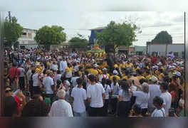Crianças e familiares caminham unidos pela fé nas ruas de Tucuruí durante a procissão do Círio Mirim.
