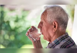 Condição conhecida como xerostomia está associada ao uso de medicamentos e doenças crônicas; hidratação e acompanhamento médico são essenciais.