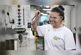 Oportunidades contemplam formação industrial e tecnologia no país. Programa social foca em inclusão e disponibiliza auxílio financeiro mensal a estudantes.