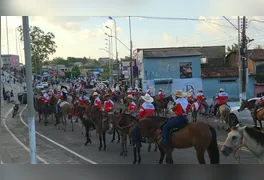 Edição de 2026 reuniu cavaleiros, amazonas e diversas comitivas em desfile pelas ruas do município.