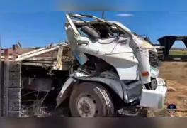 Ajudante não resistiu aos ferimentos e motorista ficou preso às ferragens no trecho entre as vicinais P13 e P33.