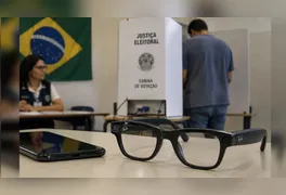 Regra vale para aparelhos com câmera ou gravação; recusa em entregar impedirá o eleitor de votar nas Eleições 2026.