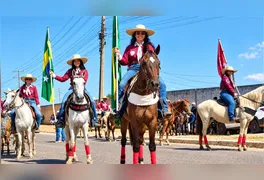 Comitivas e cavaleiros percorrem a BR-230 durante a 38ª Cavalgada da Expoama, em Marabá (PA).