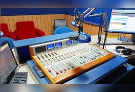 stúdio renovado da Rádio Clube FM 100,7 Mhz durante transmissão ao vivo em Marabá, celebrando cinco anos de operação na frequência FM.