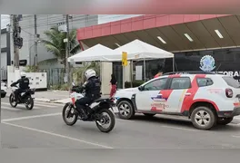 Viaturas e motos da Polícia Militar intensificam as rondas nas ruas e nos locais de votação para garantir a segurança no deslocamento dos eleitores.