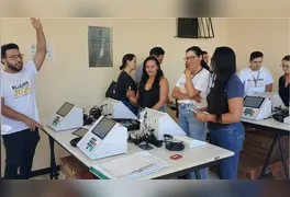 Colaboradores da 59ª Zona Eleitoral realizam treinamento prático sobre procedimentos das urnas eletrônicas para as Eleições 2026.