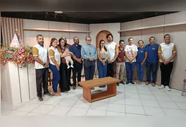 Instalações do novo estúdio no Salão Paroquial, que conta com acústica profissional e equipamentos para integrar fiéis via YouTube e Instagram durante a festividade.