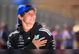 Kimi Antonelli comemora no pódio de Monza após largar em 19º e encerrar o jejum de 60 anos sem vitórias italianas no GP da Itália.