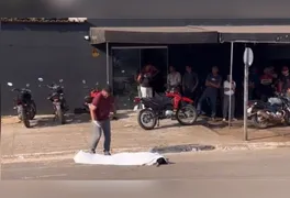 Movimentação policial e da equipe do Samu no local do crime para constatação do óbito e coleta de pistas iniciais.