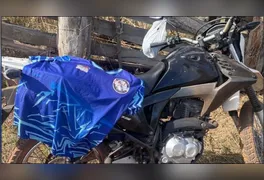 Suspeito abandonou moto e foi encontrado em área de mata
