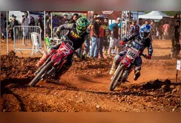 Pilotos de motocross aceleram durante treinos para etapas estaduais de esporte radical em Canaã dos Carajás.