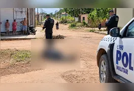O corpo da vítima ficou no local após os tiros que tiraram a vida. Moto foi levada.