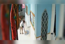 Câmeras do circuito interno de segurança registraram o momento exato em que a mulher despejou o material sobre o piso do templo.