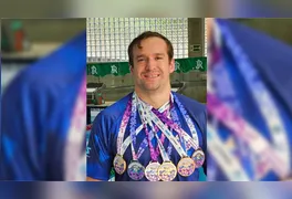 O atleta tucuruiense Renan Faraon exibe as medalhas conquistadas na XXXI Copa Brasil de Natação Master, no Rio Grande do Sul.