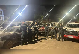 Suspeitos abandonaram veículo com animais vivos e abatidos após confronto armado na Vicinal Cabaceiras; material foi apresentado na delegacia civil.