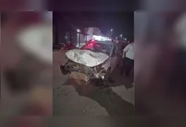 Veículo ficou completamente destruído e destroços se espalharam pela pista após colisão no cruzamento da Avenida Carajás.