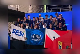 Estudantes da equipe Fúria do Norte, do SESI Marabá, comemoram a vitória no FTC Off-Season Pernambuco 2026 ao lado do robô desenvolvido para as disputas.