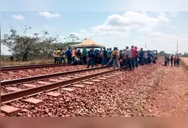 Moradores bloqueiam trecho do km 785 da Estrada de Ferro Carajás em protesto por melhorias viárias e pautas agrárias em Marabá.