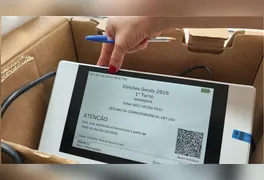 Após a conclusão das checagens e eventuais ajustes, as urnas são lacradas e organizadas em rotas estratégicas.