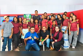 Alunos da Escola Carlos Marighella visitam a redação do Grupo RBA, em Marabá, para aprender sobre a produção de notícias e o combate às fake news.