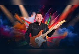 Após décadas usando a guitarra como sua principal ferramenta de expressão no palco, o músico passa a explorar a própria voz como elemento central do seu trabalho.