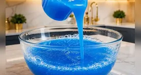 A mistura para o detergente caseiro envolve amido de milho