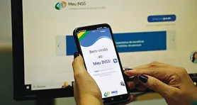 Uma eventual atualização do salário mínimo terá impacto direto sobre os trabalhadores que recebem o piso nacional e também sobre benefícios que têm o mínimo como referência.
