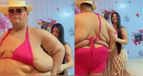 Gordão da XJ brinca com a noiva ao usar biquíni rosa e mostra parte da transformação após perder cerca de 130 kg.