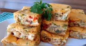 Torta de liquidificador de sardinha é uma opção prática para o almoço ou lanche, com recheio cremoso e cobertura dourada de queijo.