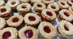 Biscoitos amanteigados com geleia são fáceis de preparar, levam poucos ingredientes e são uma opção deliciosa para servir no café ou chá da tarde.