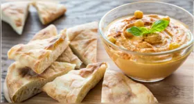 Homus de grão-de-bico é uma opção cremosa e versátil para acompanhar pães, torradas e outras preparações.