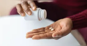 A automedicação pode provocar intoxicações, interações medicamentosas e mascarar sintomas de doenças; orientação profissional ajuda a reduzir os riscos do uso inadequado de remédios.