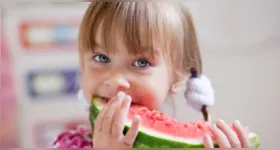 Pediatra orienta que alimentação infantil equilibrada começa com exemplo em casa e alimentos naturais no dia a dia